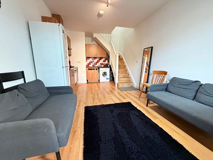 2 Bedroom Flat To Rent In Hazeldene Drive, Pinner, HA5