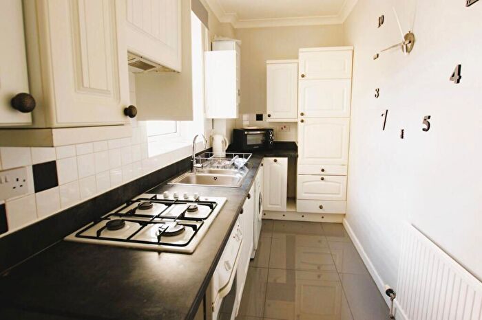 2 Bedroom Maisonette For Sale In Kirkway, Broadstone, Dorset, BH18 - Photo 3