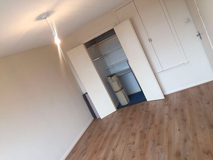 2 Bedroom Flat To Rent In Kirby Close, Ilford, Greater London, IG6