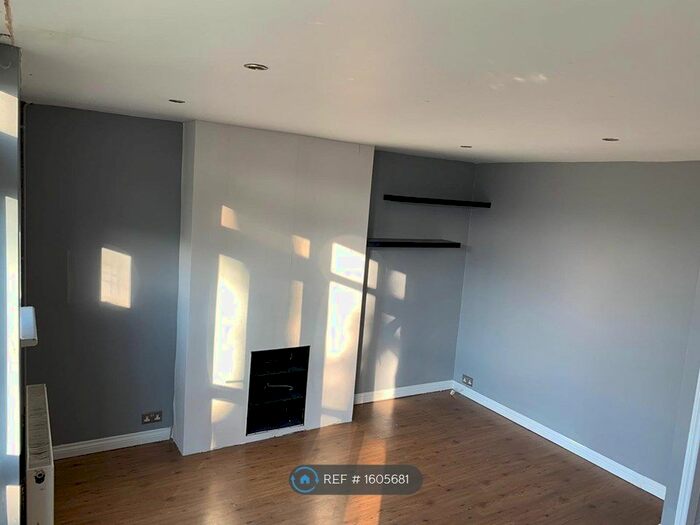 2 Bedroom Maisonette To Rent In Avonfield Court, Walthamstow, London, E17