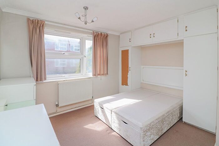 1 Bedroom Flat To Rent In Larch Close, London, SW12