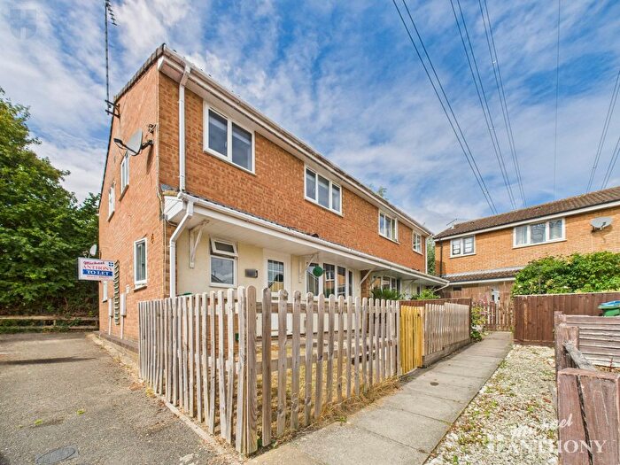 2 Bedroom Property For Sale In Miles End, Aylesbury, Buckinghamshire, HP21