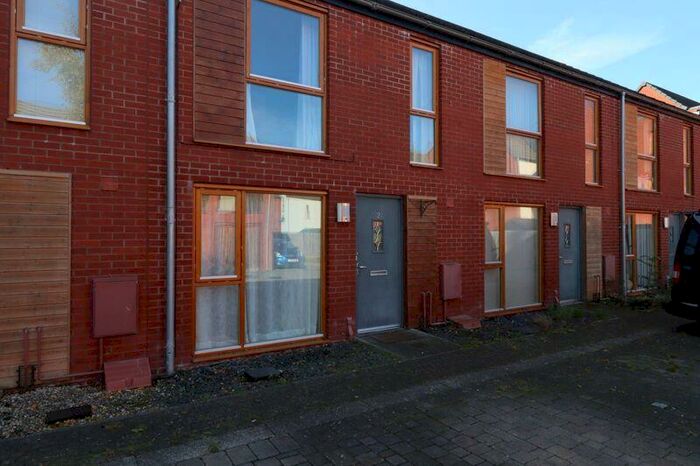 3 Bedroom House To Rent In Piazza Court, Street, BA16