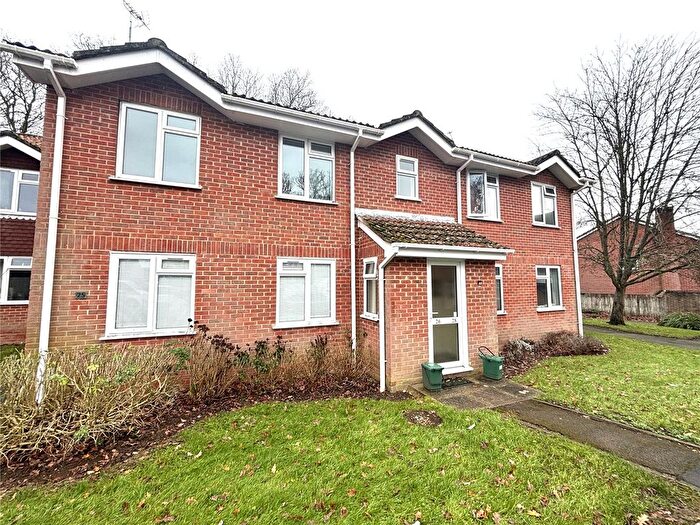 2 Bedroom Flat For Sale In Birch Grove, Hook, Hampshire, RG27