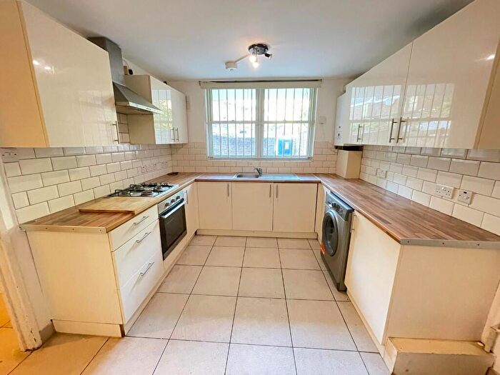3 Bedroom Town House To Rent In Lismore Walk, Islington, London, N1