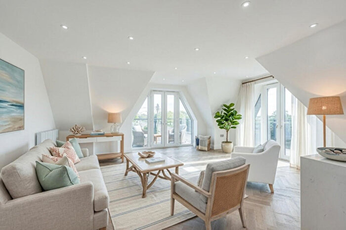 2 Bedroom Apartment For Sale In Hall Crescent, Hadleigh, SS7