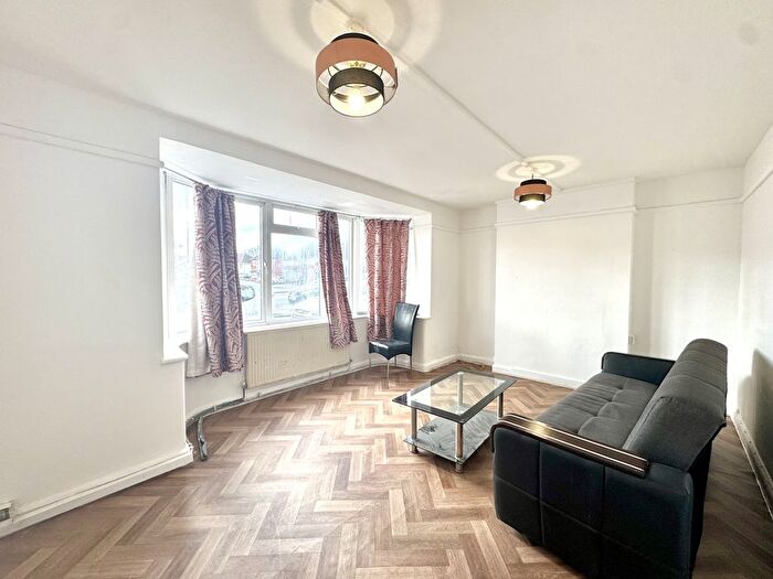 2 Bedroom Flat To Rent In Salt Hill Mansions, Bath Road, Slough, SL1