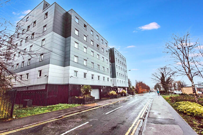 1 Bedroom Apartment For Sale In Longside Lane, Bradford, West Yorkshire, BD7