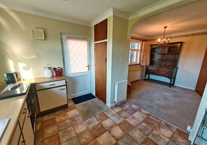 2 Bedroom Detached Bungalow For Sale In Hammonds Way, Southampton, SO40