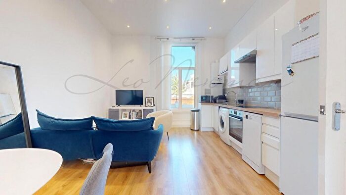 2 Bedroom Flat To Rent In Earl's Court Gardens, Earl's Court, SW5