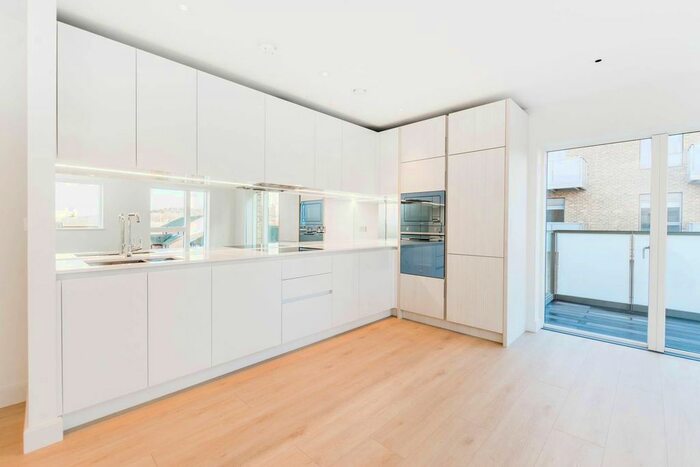 2 Bedroom Flat To Rent In Smithfield Square, Hornsey, London, N8