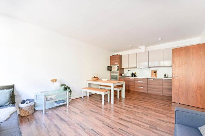 2 Bedroom Flat To Rent In Copenhagen Place, Limehouse, London, E14