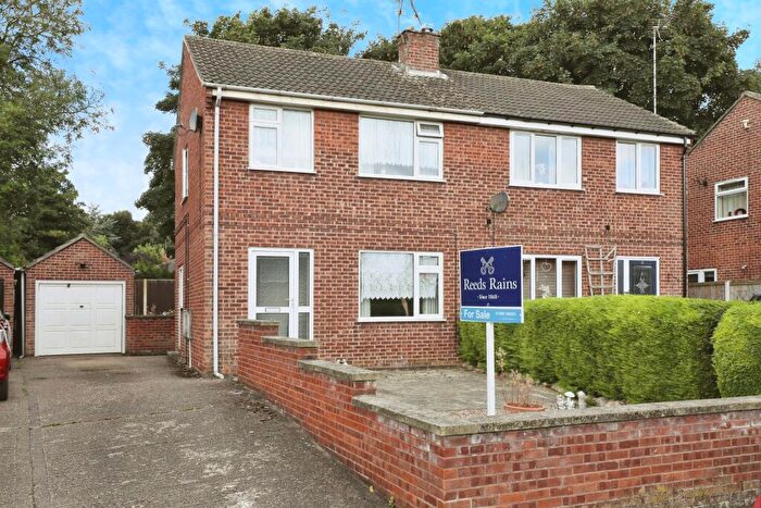 3 Bedroom Semi-Detached House For Sale In Elmton Close, Creswell, Worksop, Derbyshire, S80