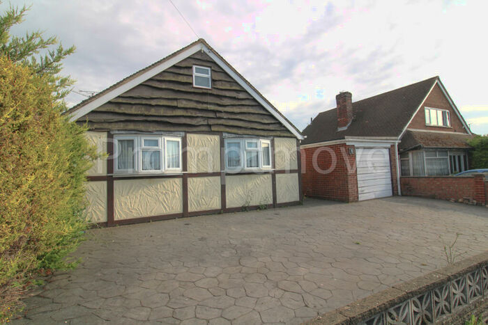 3 Bedroom Detached Bungalow To Rent In Bampton Road Luton, LU4