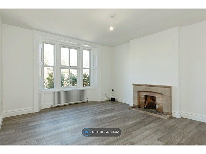 3 Bedroom Flat To Rent In The Avenue, Cirencester, GL7