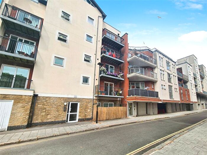 1 Bedroom Flat To Rent In Lower Canal Walk, Southampton, Hampshire, SO14