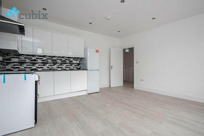 2 Bedroom Flat To Rent In London Road, Worcester Park, Surrey, SM3