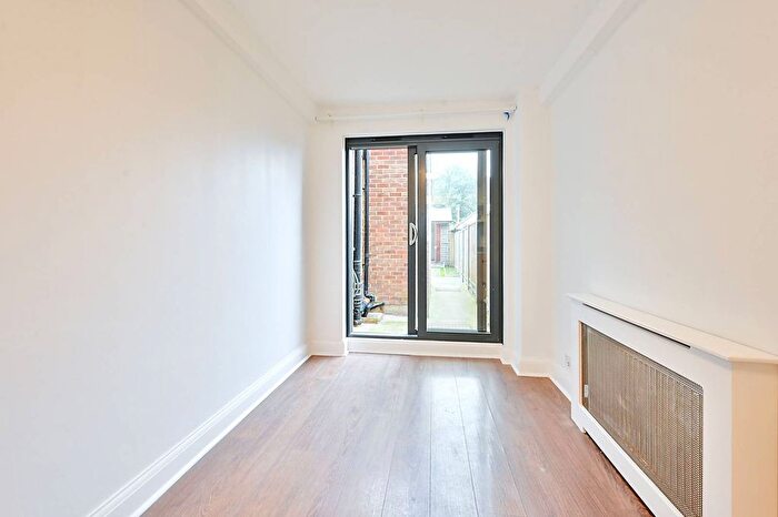 3 Bedroom Maisonette To Rent In Gunnersbury Lane, Gunnersbury, London, W3