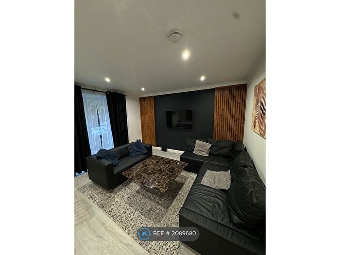 2 Bedroom Flat To Rent In Thornwood Avenue, Glasgow, G11