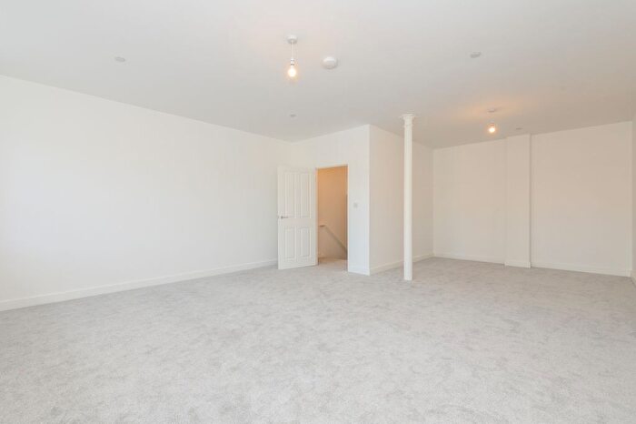 4 Bedroom Town House To Rent In Bobbin Row, Leeds, LS12