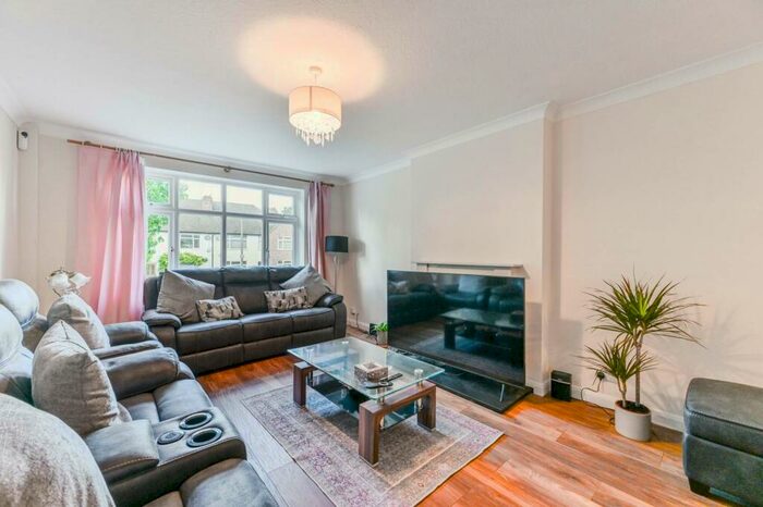 3 Bedroom Detached House To Rent In Effingham Close, Sutton, , Sutton, SM2