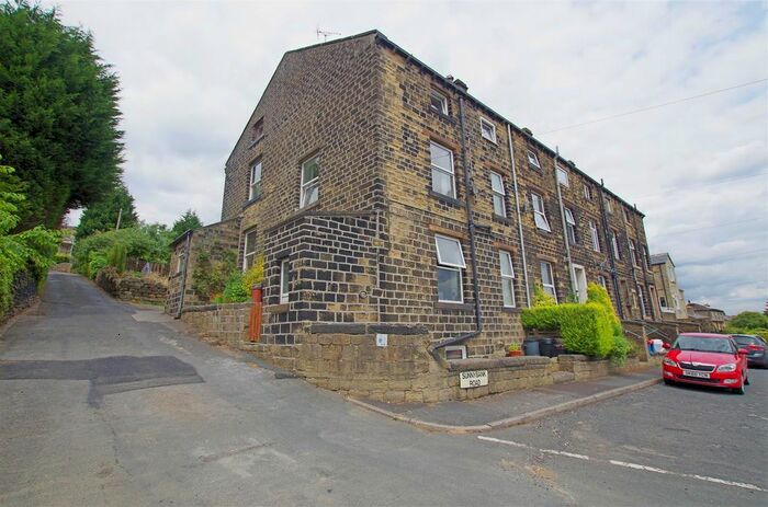3 Bedroom End Of Terrace House To Rent In Sunnybank Road, Greetland, Halifax, HX4