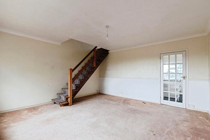 2 Bedroom Maisonette For Sale In Market Avenue, Wickford, Essex, SS12