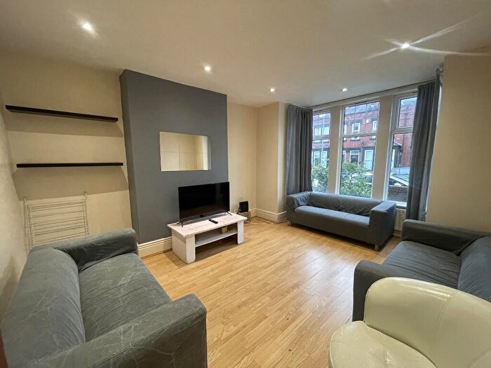 9 Bedroom Terraced House To Rent In Estcourt Terrace, Leeds, West Yorkshire, LS6