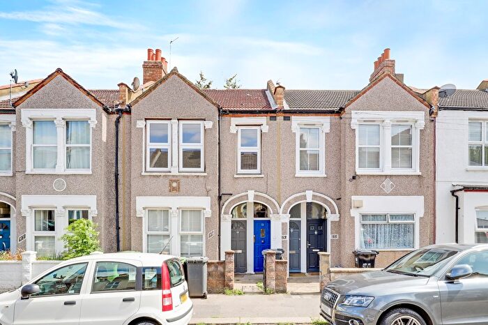 2 Bedroom Flat To Rent In Burford Road, London, SE6