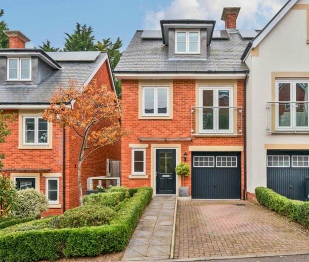 3 Bedroom Semi-Detached House To Rent In Greyford Close, Leatherhead, KT22