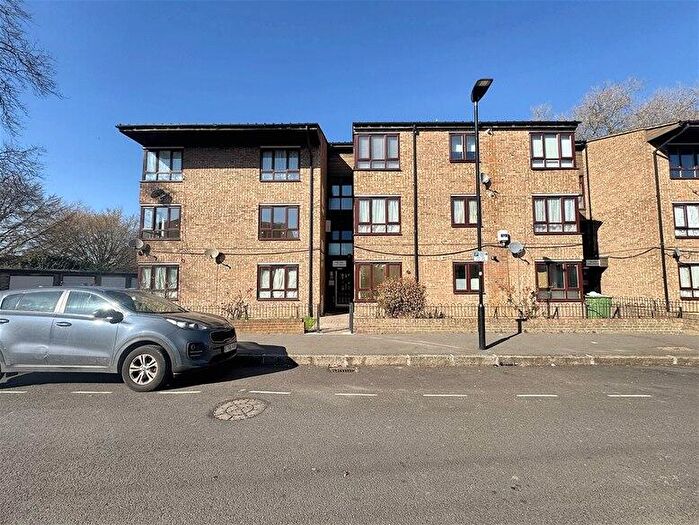 1 Bedroom Flat To Rent In Dore Avenue, Manor Park, E12