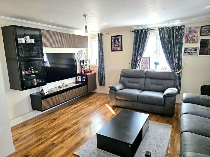 2 Bedroom Flat To Rent In Royal Crescent, Ilford, IG2