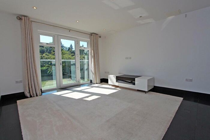 2 Bedroom Apartment To Rent In Kingswood, KT20