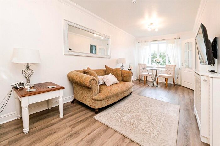 1 Bedroom Apartment For Sale In Gidea Lodge, Romford, RM2