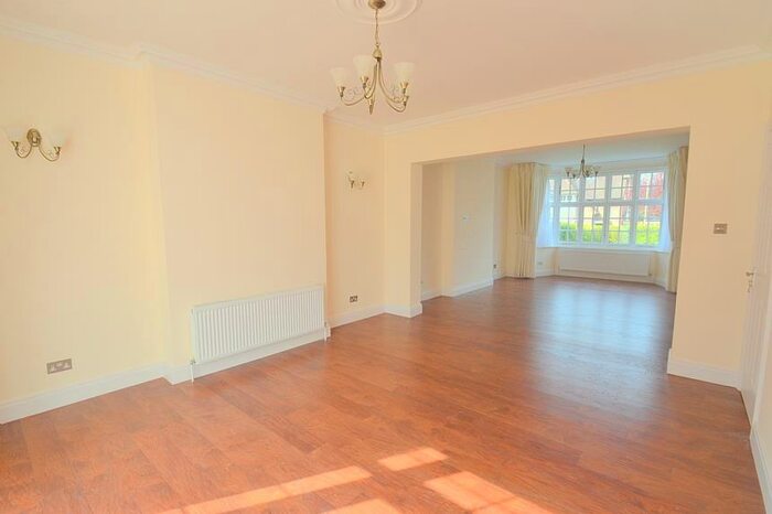 5 Bedroom Semi-Detached House To Rent In Rotherwick Road, London, Golders Green, NW11