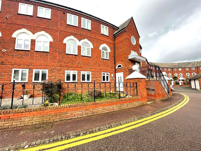 3 Bedroom Flat To Rent In Chethams, Bedford, MK42