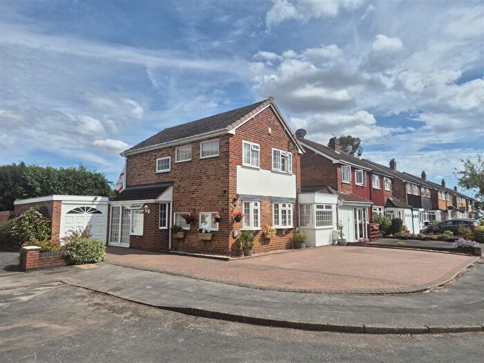 3 Bedroom Detached House For Sale In Aylesford Drive, Birmingham, B37