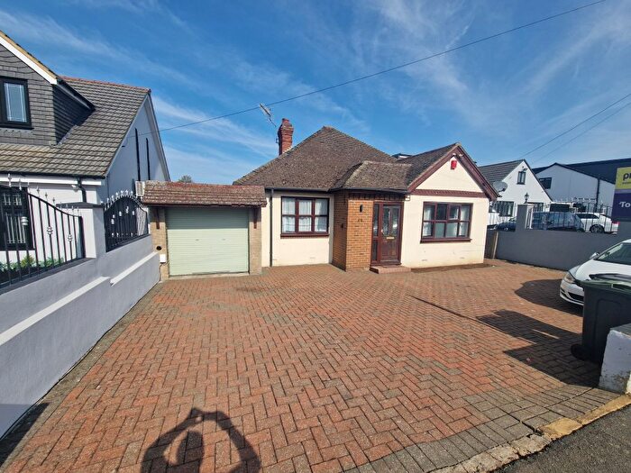 3 Bedroom Bungalow To Rent In Birdsfoot Lane, Luton, LU3