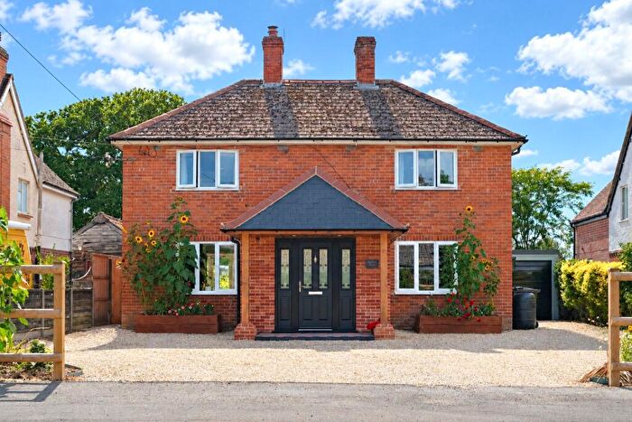 4 Bedroom Detached House For Sale In Baughurst Road, Baughurst, Tadley, Hampshire, RG26