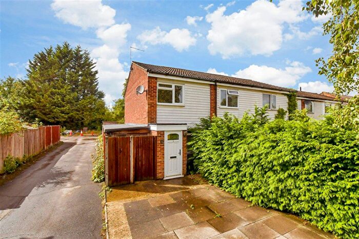 2 Bedroom End Terrace House For Sale In Tanyard Way, Horley, Surrey, RH6