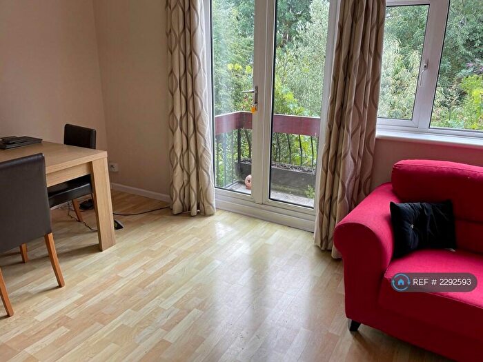 3 Bedroom Maisonette To Rent In Holtspur Way, Beaconsfield, HP9