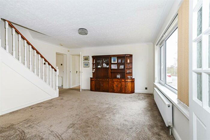 4 Bedroom Detached House For Sale In Canal Side West, Newport, HU15