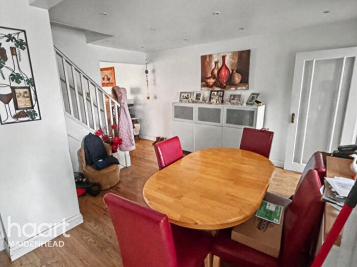 3 Bedroom Terraced House For Sale In Boarlands Close, Slough, SL1