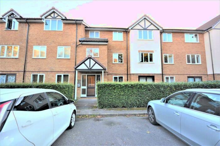 Studio To Rent In Raven Close, London, NW9
