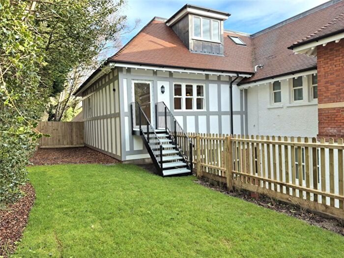 2 Bedroom Apartment For Sale In West Overcliff Drive, Bournemouth, Dorset, BH4