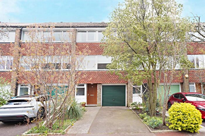 3 Bedroom Town House For Sale In Alleyn Crescent, Dulwich, London, SE21