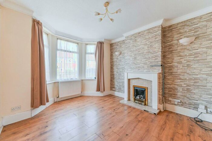 2 Bedroom Flat To Rent In South Lane, New Malden, KT3
