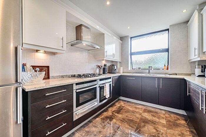 2 Bedroom Flat For Sale In Lyonsdown Road, East Barnet, Barnet, EN5