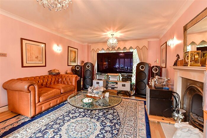 4 Bedroom Detached House For Sale In Grovewood Place, Woodford Green, Essex, IG8