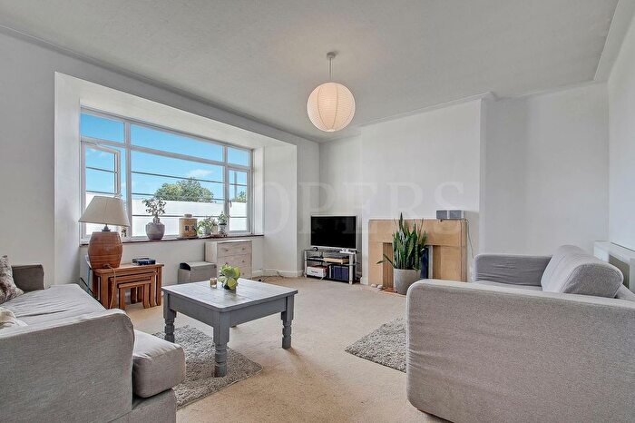 3 Bedroom Flat For Sale In Dollis Hill Lane, London, NW2